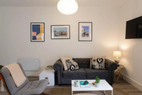 BOURNECOAST - TOWN CENTRE - BEACH 10 min WALK - GARDEN PATIO - 8421